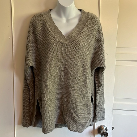 Vince,Traveling  Rib V Neck Sweater in
Heather Steel. Cashmere blend. - Picture 5 of 15